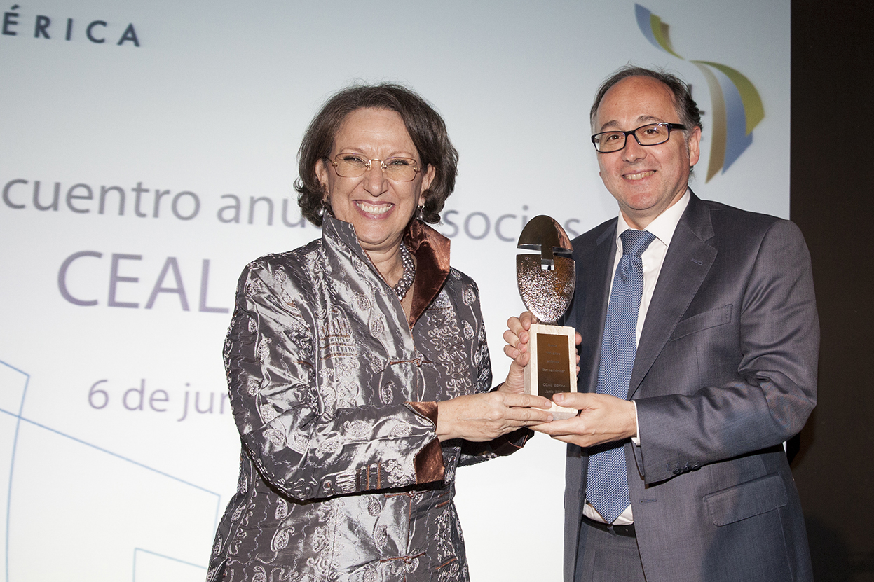 CEAL Ibérico reconoce la labor de Iberia en el 70 aniversario del primer vuelo que unió Iberoamérica