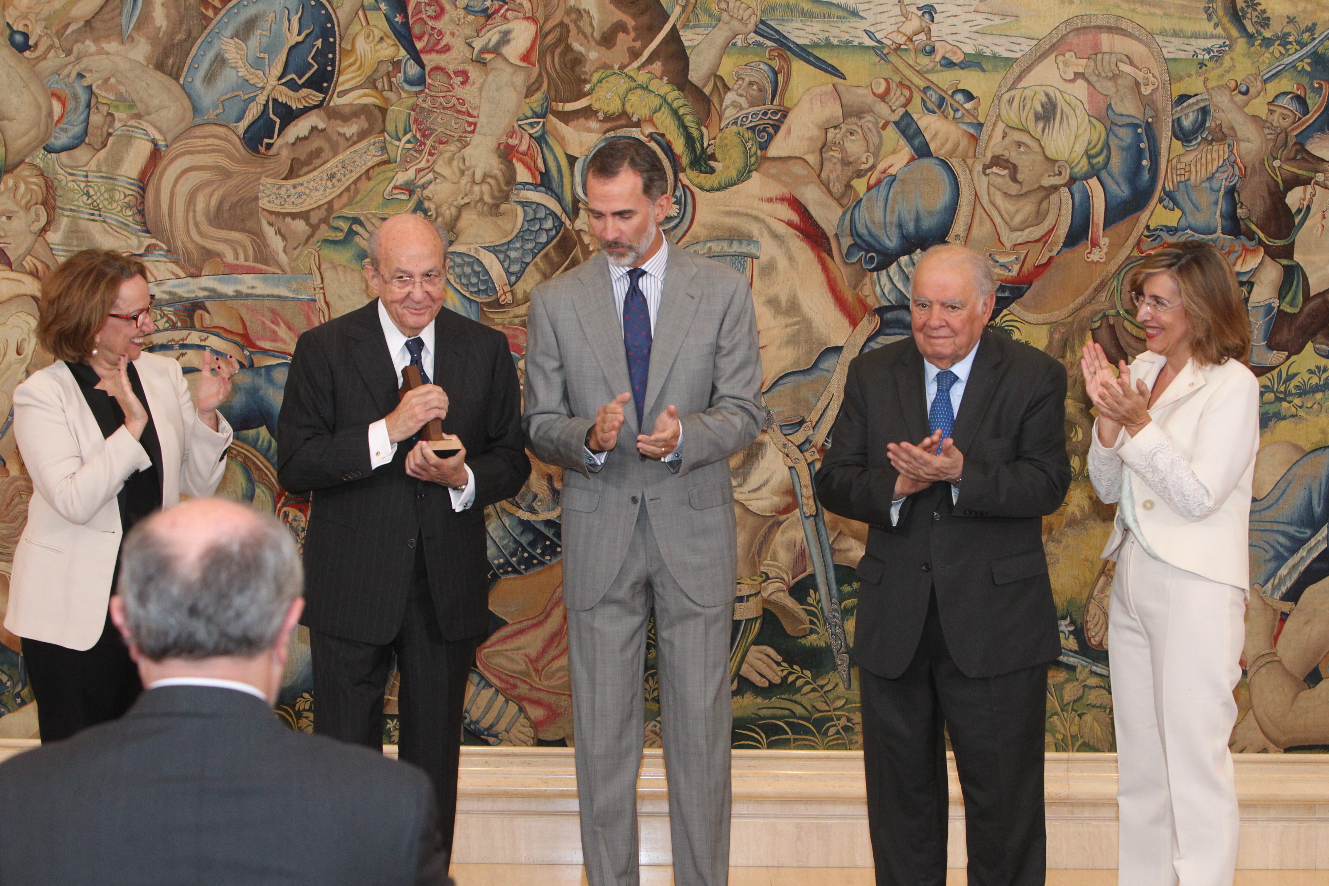 SM el Rey entrega el IV Premio Enrique V. Iglesias a Plácido Arango