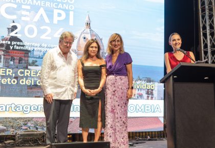 Paola Luksic recibe el Homenaje Premio Enrique V. Iglesias en nombre de su familia durante el VII Congreso Iberoaméricano