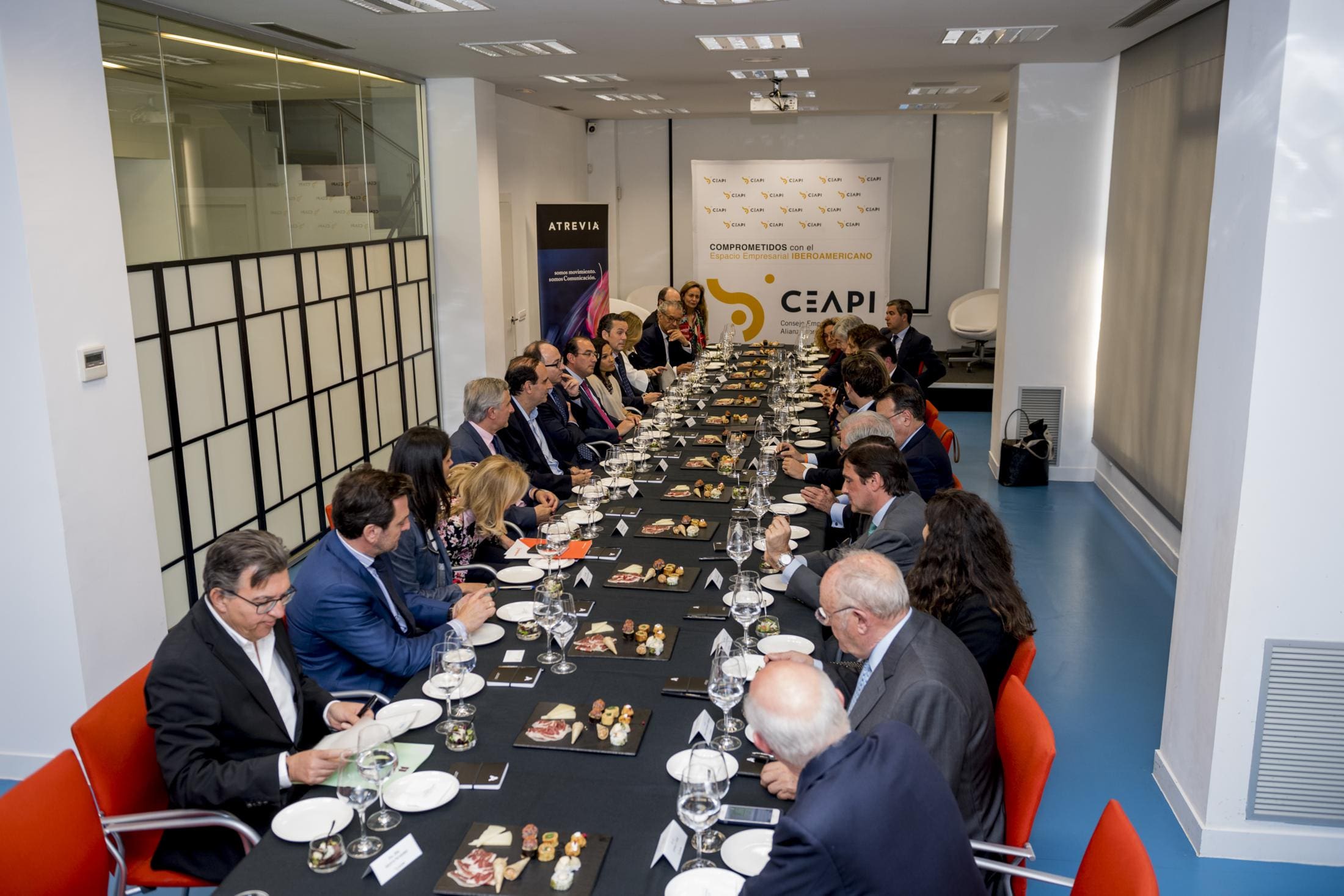 Albert Rivera se reúne con socios del CEAPI antes de viajar a Chile y Argentina