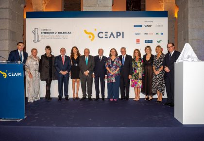 El empresario panameño Stanley Motta recibe un reconocimiento por el Premio Enrique V. Iglesias de CEAPI en una cena homenaje