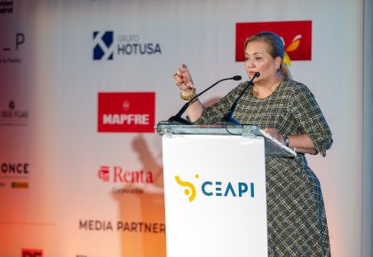 La directora ejecutiva de CNN advierte sobre el peligro de las noticias falsas y la desinformación