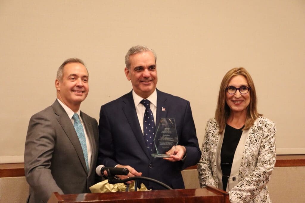 Luis Abinader participa en un foro organizado por CEAPI y The Adam Smith Center antes de su intervención en la Asamblea General de la ONU en Nueva York