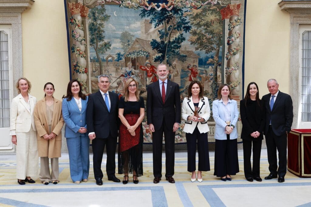 S.M. el Rey entrega el Premio Enrique V. Iglesias a la familia Luksic, una saga de grandes empresarios chilenos: “Continúen la tarea de que Iberoamérica realmente sea algo positivo en el mundo”