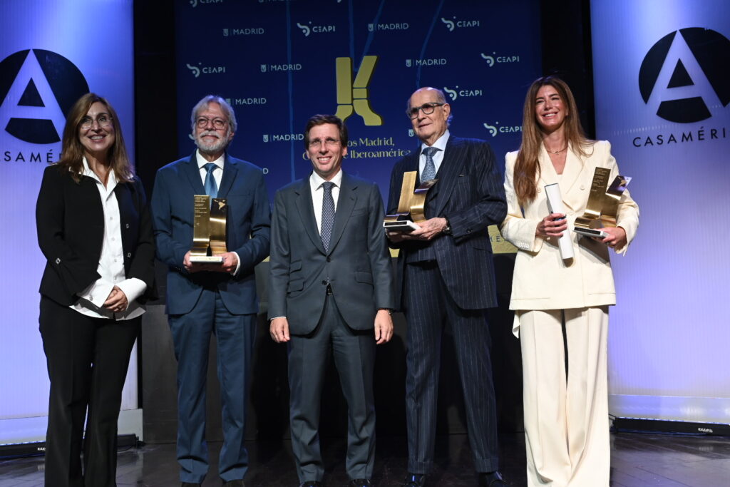 El Ayuntamiento y CEAPI premian a Luis Amodio, Juan Antonio Pérez Simón y Paula Quinteros en la primera edición de los Premios Madrid, Capital de Iberoamérica