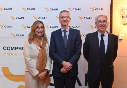 El gobernador del Banco de España repasa las claves de la política monetaria española y latinoamericana junto a los socios de CEAPI