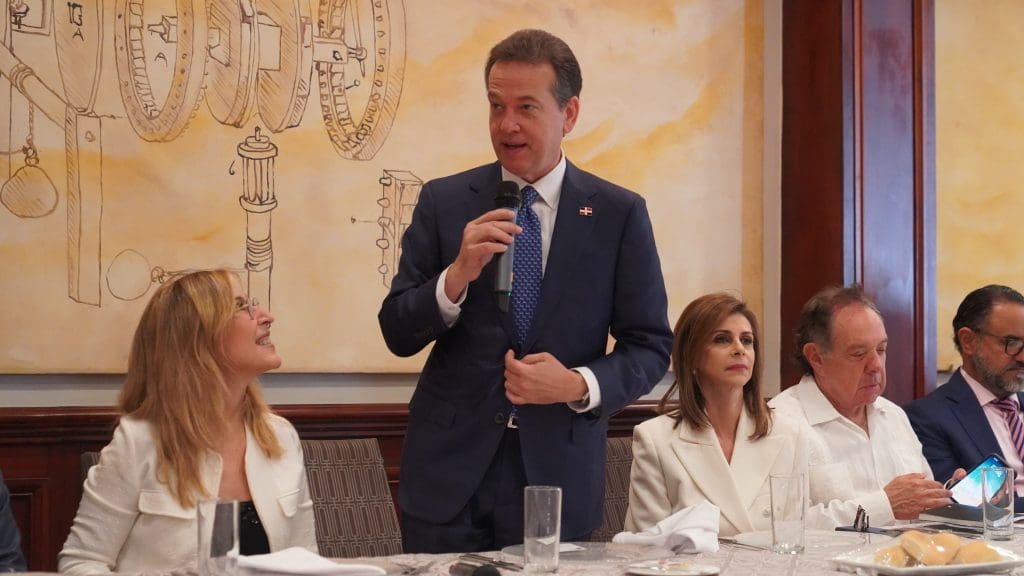 Ito Bisonó preside un encuentro con los socios de CEAPI en República Dominicana