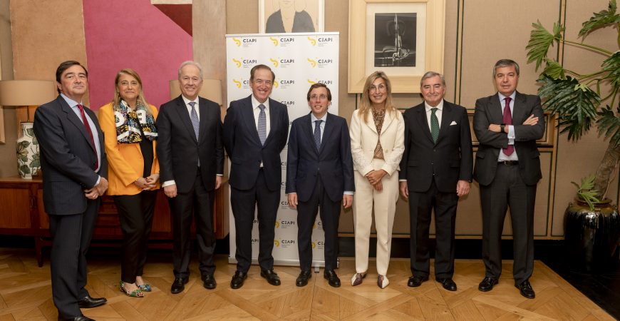 El alcalde de Madrid afirma que el Ayuntamiento “hará todo lo que pueda por bajar los impuestos de la ciudad” ante empresarios socios de CEAPI