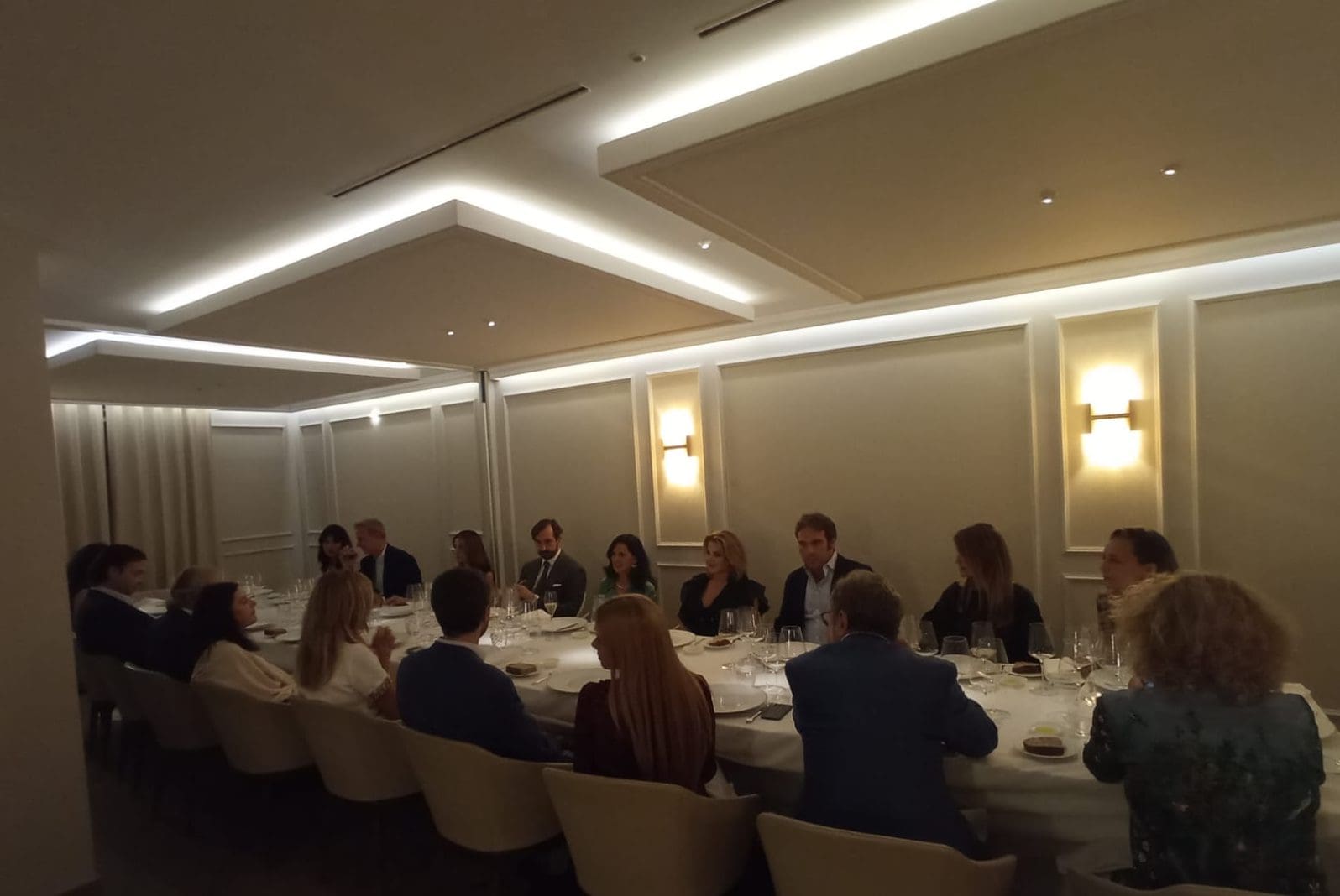 Teresa Martín de la Mata ofrece una cata de vinos en la octava edición del Club Gourmet CEAPI