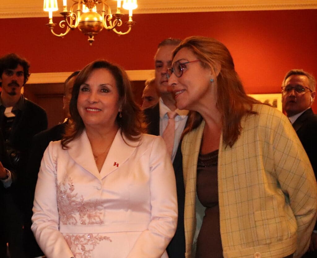 Dina Boluarte se reúne con los empresarios iberoamericanos de CEAPI y The Adam Smith Center en Nueva York durante la Asamblea General de la ONU