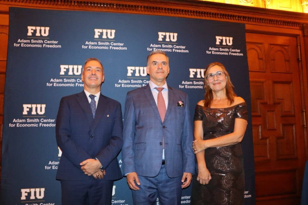 Yamandú Orsi preside el encuentro de CEAPI y The Adam Smith Center en el marco de la Asamblea General de la ONU en Nueva York
