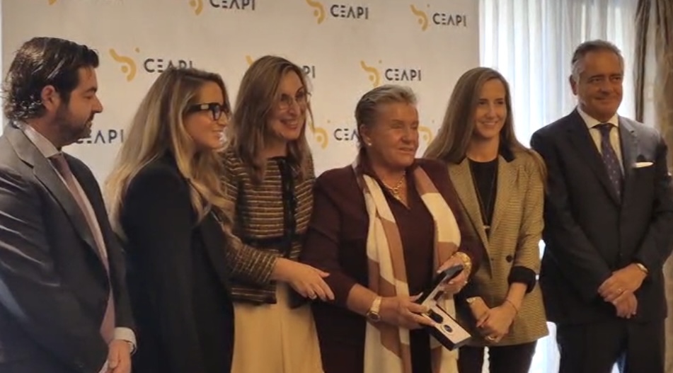 María José Álvarez, presidenta de EULEN, recibe la Medalla de Honor de CEAPI