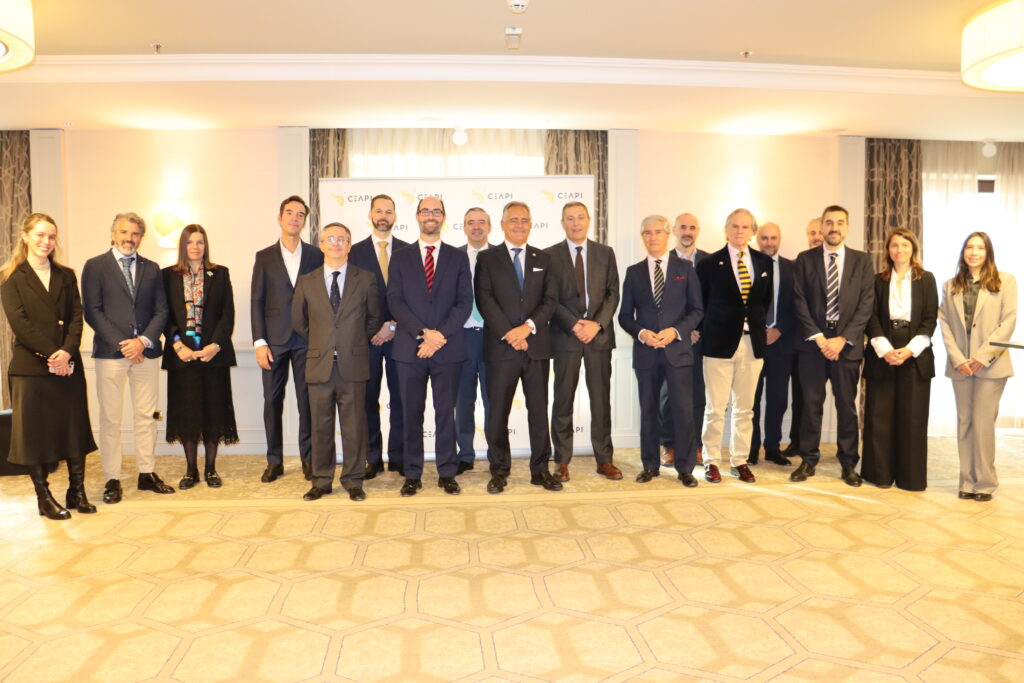 Uruguay reivindica en Madrid su crecimiento económico y estabilidad institucional ante empresarios de CEAPI