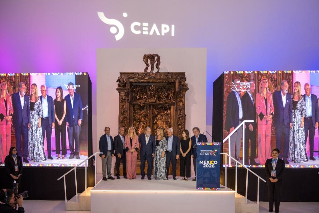 Carlos Slim recibe la Medalla de Honor de CEAPI durante IX Congreso Iberoamericano: “la inversión de cada país depende de que Gobiernos y empresarios trabajemos juntos”