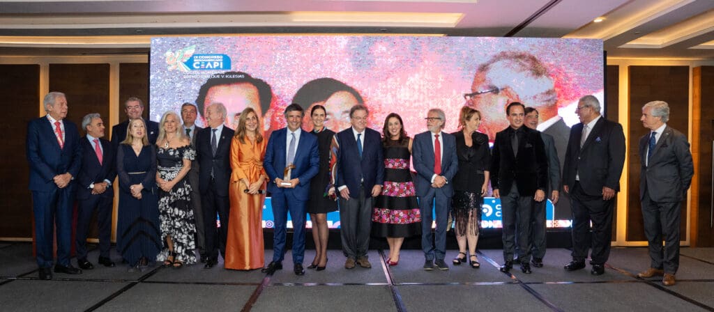 El Congreso CEAPI homenajea al empresario brasileño André Esteves, ganador del Premio Enrique V. Iglesias