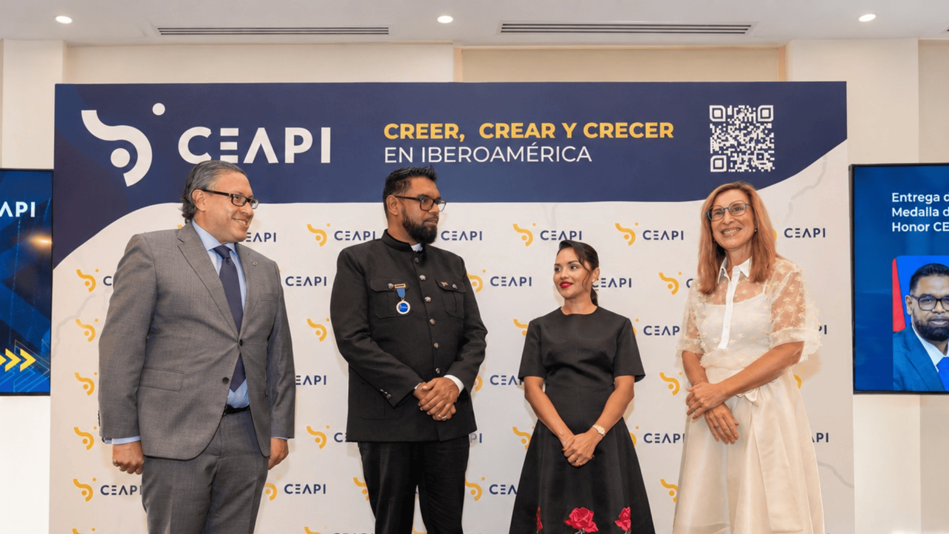 El presidente de Guyana, Mohamed Irfaan Ali, recibe la Medalla de Honor de CEAPI